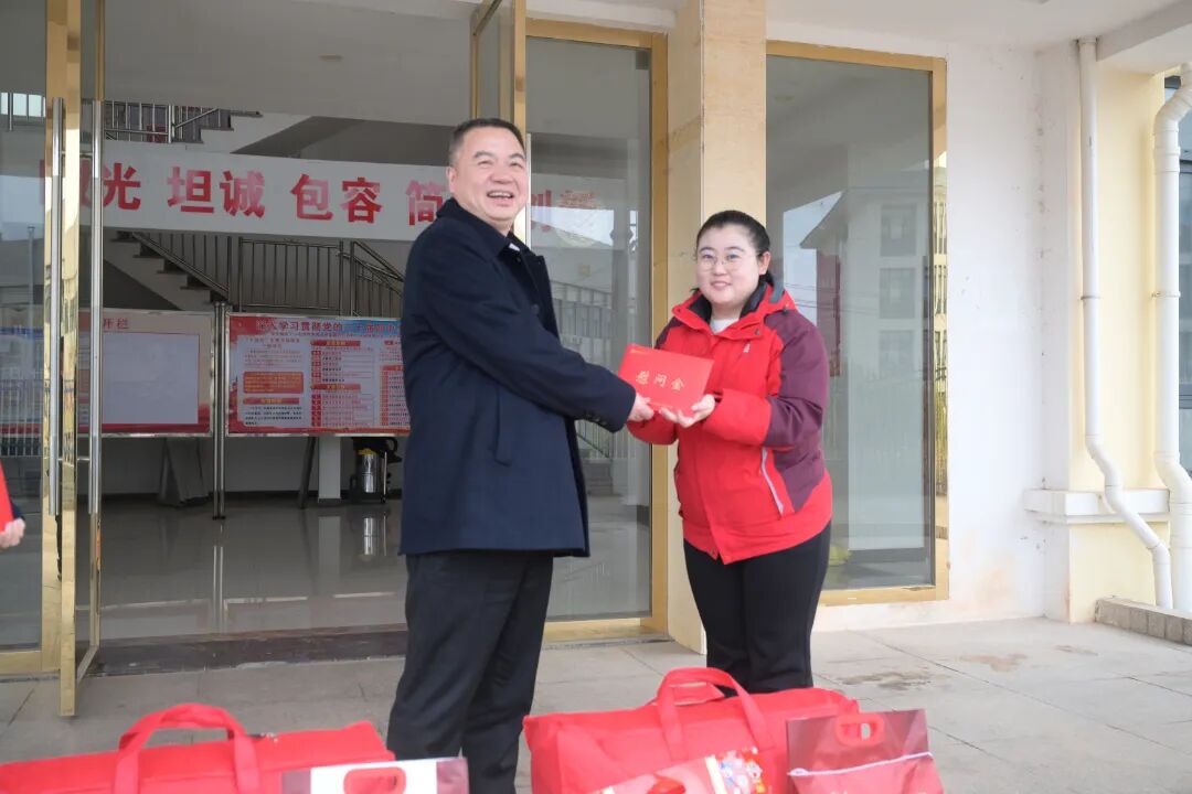 杨国安赴AG卡卡湾厅开展春节前走访慰问